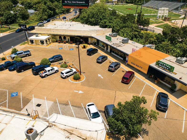 More Photos Of 908 W 12th St, Austin Unknown For Lease