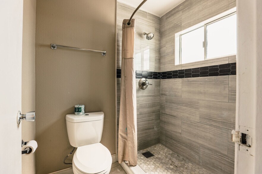 More Photos Of 1350 W Main St, Barstow Hotel For Sale