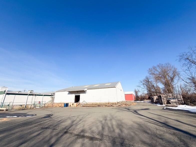 More Photos Of 147 Meriden Rd, Middlefield Garden Center For Sale