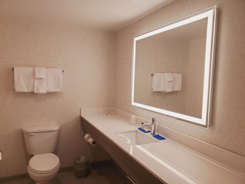 More Photos Of 3695 PA-31 East, Donegal Hotel For Sale