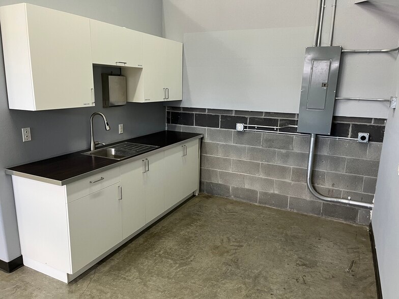 More Photos Of 62982 18th St, Bend Warehouse For Lease