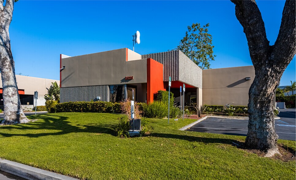 More Photos Of 2525 W Woodland Dr, Anaheim Light Distribution For Lease