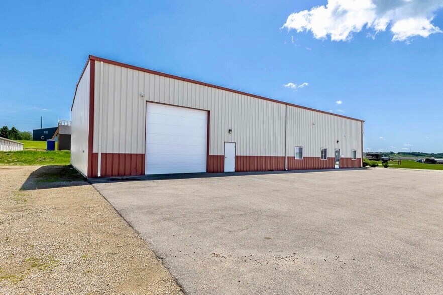 More Photos Of 8301 Seippel Ct, Dubuque Flex For Lease
