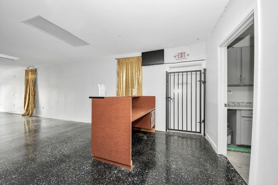 More Photos Of 8346 Howard Dr, Houston Office For Sale