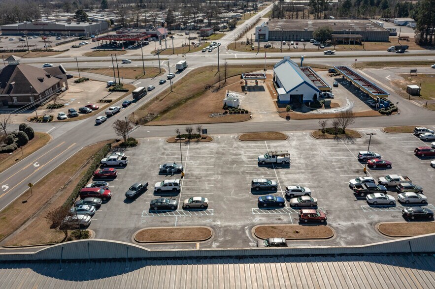 More Photos Of 5550 McFarland Blvd, Northport General Retail For Lease