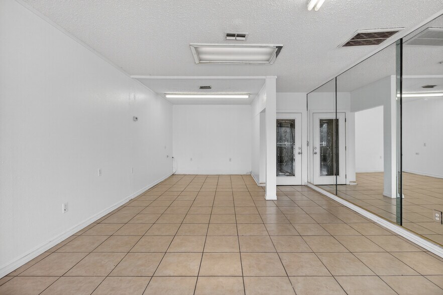 More Photos Of 18508-18510 US Highway 19, Hudson Light Manufacturing For Lease