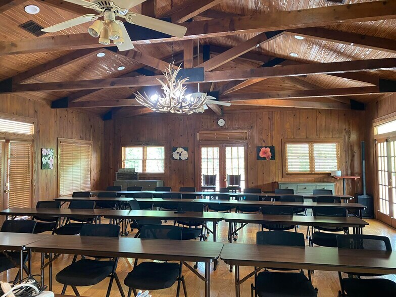 More Photos Of 205 SW Barnard St, Glen Rose Hotel For Sale