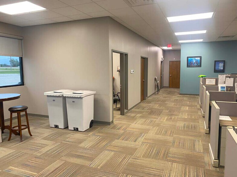 More Photos Of 2021 Goose Lake Rd, Sauget General Retail For Lease