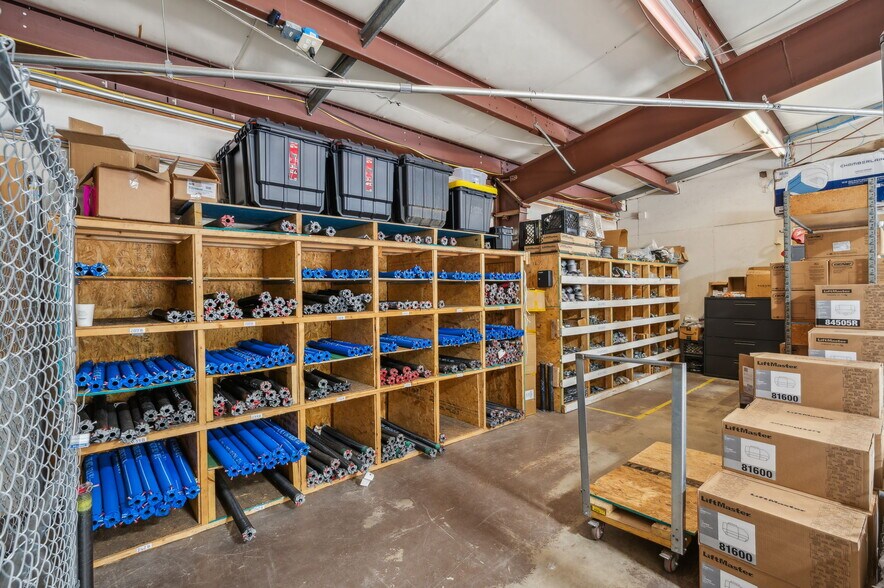 More Photos Of 4228 Main St, Oakwood Showroom For Lease