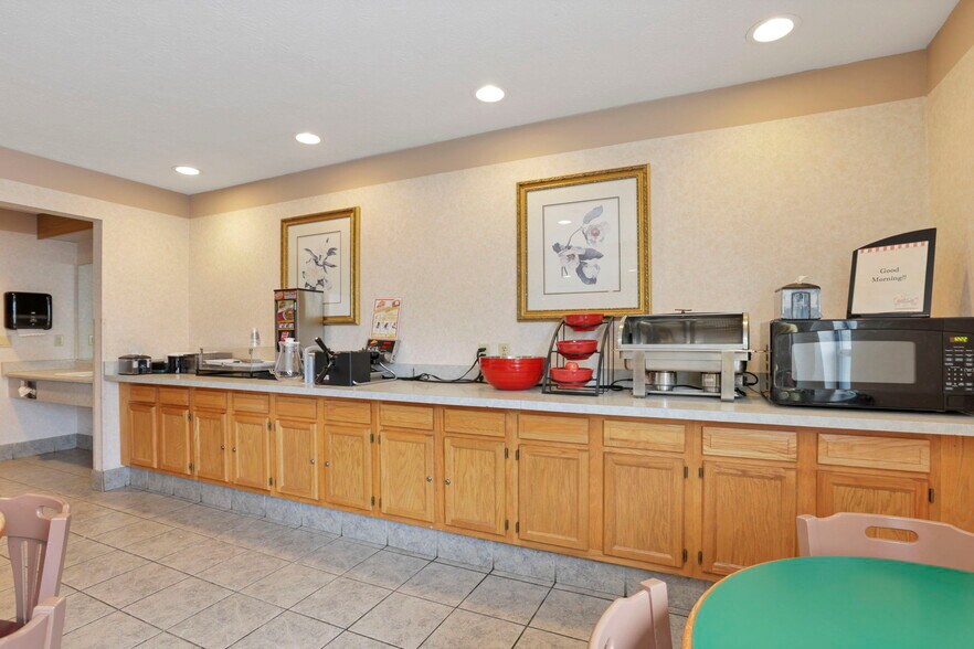More Photos Of 509 S Wooster Ave, Strasburg Hotel For Sale