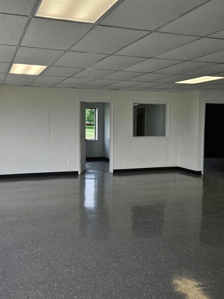 More Photos Of 1300 W Saunders St, Mount Pleasant Showroom For Lease