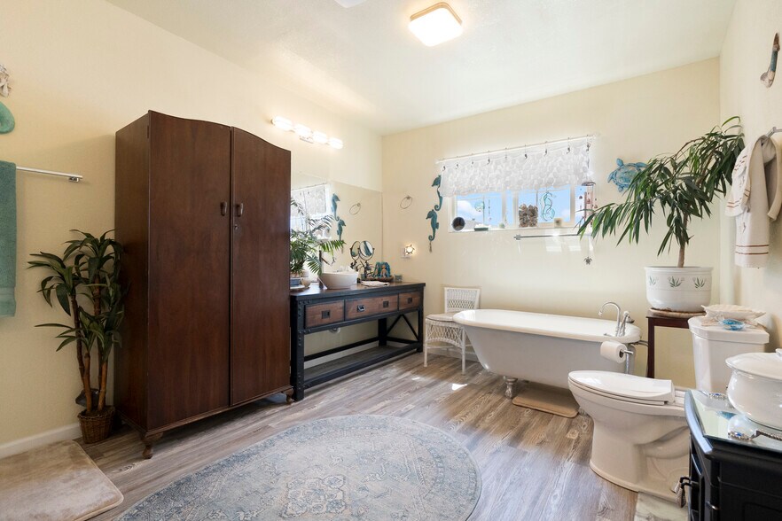 More Photos Of 347 2nd St, Crescent City Industrial For Sale