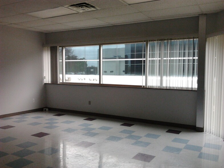More Photos Of 5401 Gateway Ctr, Flint Medical For Lease