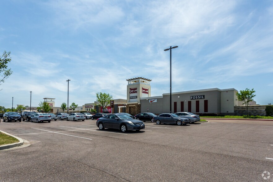 More Photos Of 5205 Airways Blvd, Southaven Storefront For Lease
