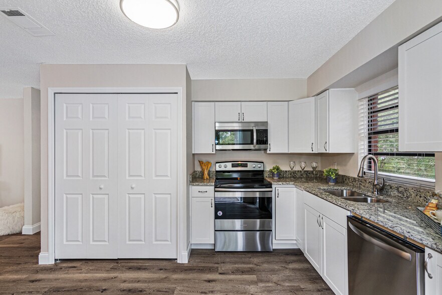 More Photos Of 7802-7806 Colonial Club Ct, Riverview Apartments For Sale