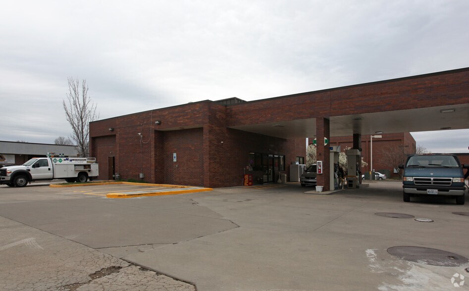 Primary Photo Of 8698 College Blvd, Overland Park General Retail For Sale