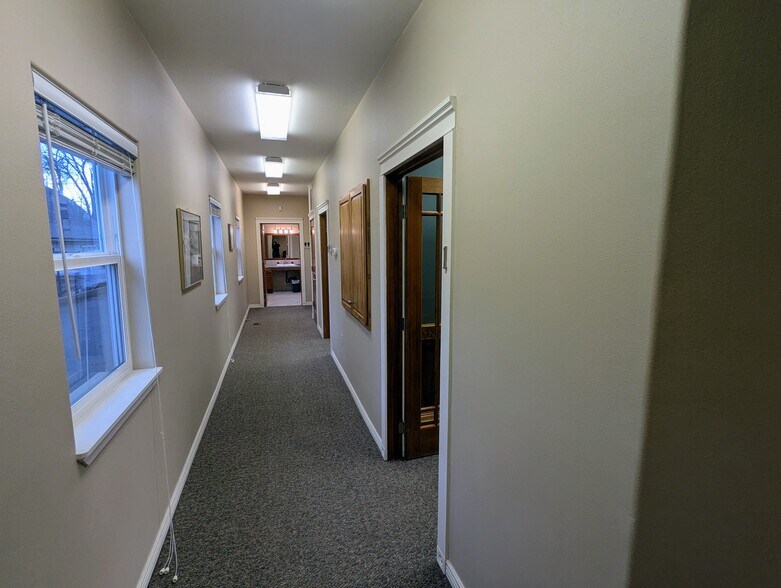 More Photos Of 1910 Island Ave, La Grande Office Residential For Lease