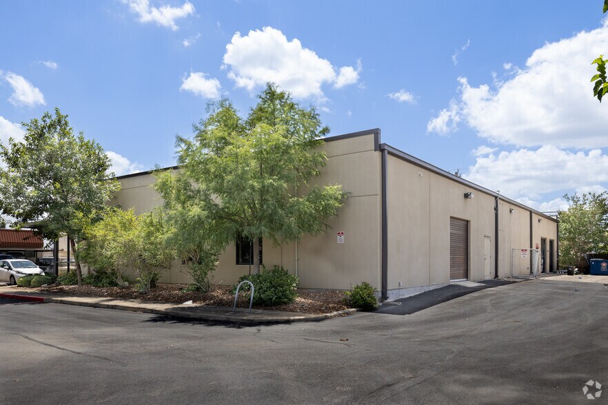 More Photos Of 4222 Gatecrest, San Antonio Light Distribution For Lease