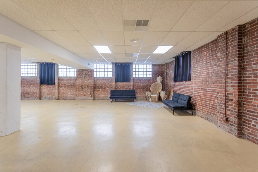More Photos Of 406 W Spotswood Trl, Elkton Storefront For Sale