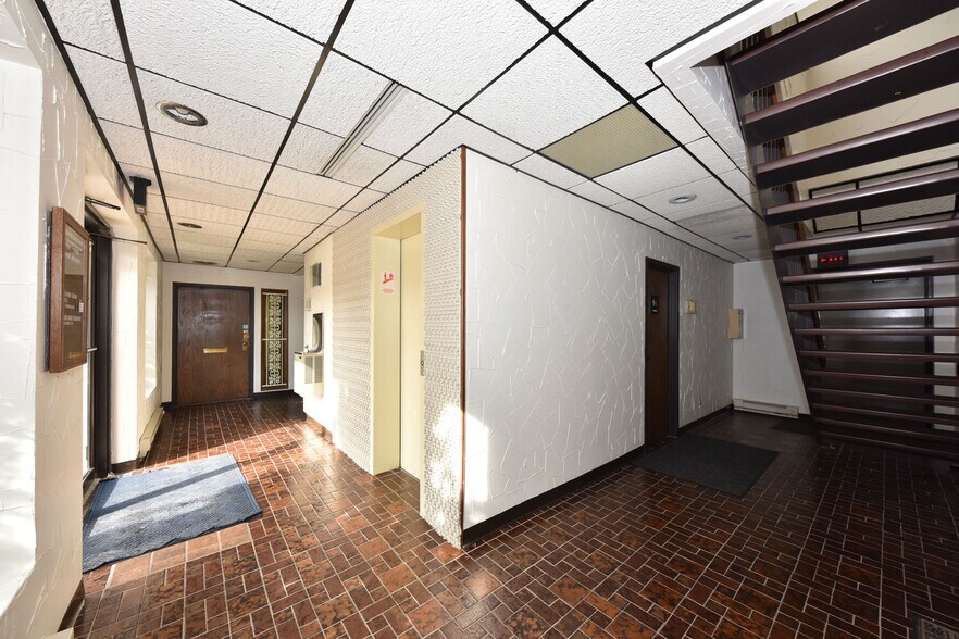 More Photos Of 7400 W Brown Deer Rd, Milwaukee Office For Sale