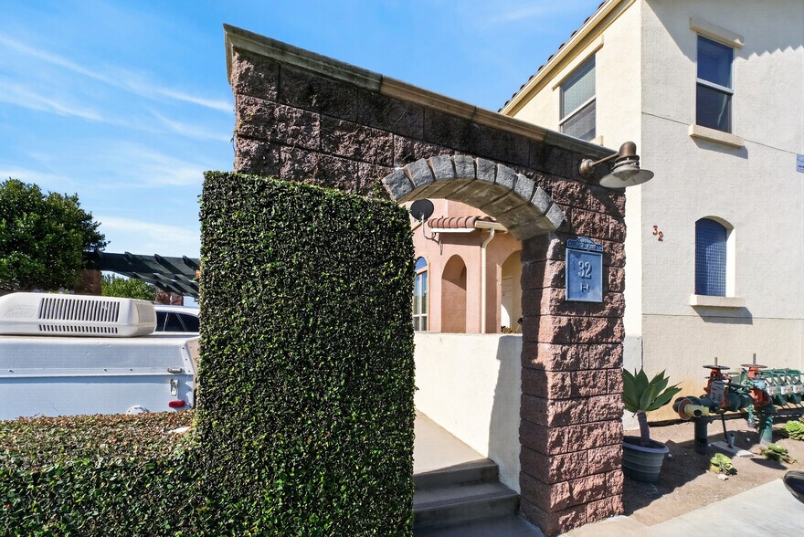 More Photos Of 1073 N Ventura Ave, Ventura Storefront Retail Residential For Sale