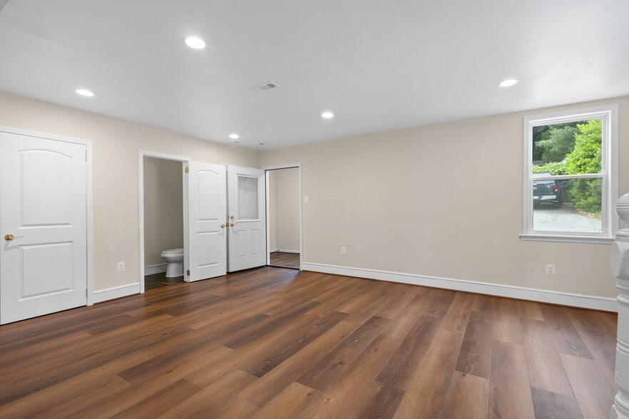 More Photos Of 8519 Chestnut Ave, Bowie Storefront For Sale