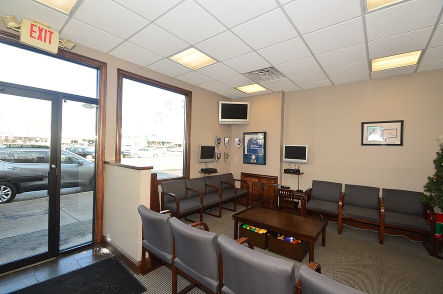 More Photos Of 272 W Park Ave, Long Beach Medical For Sale