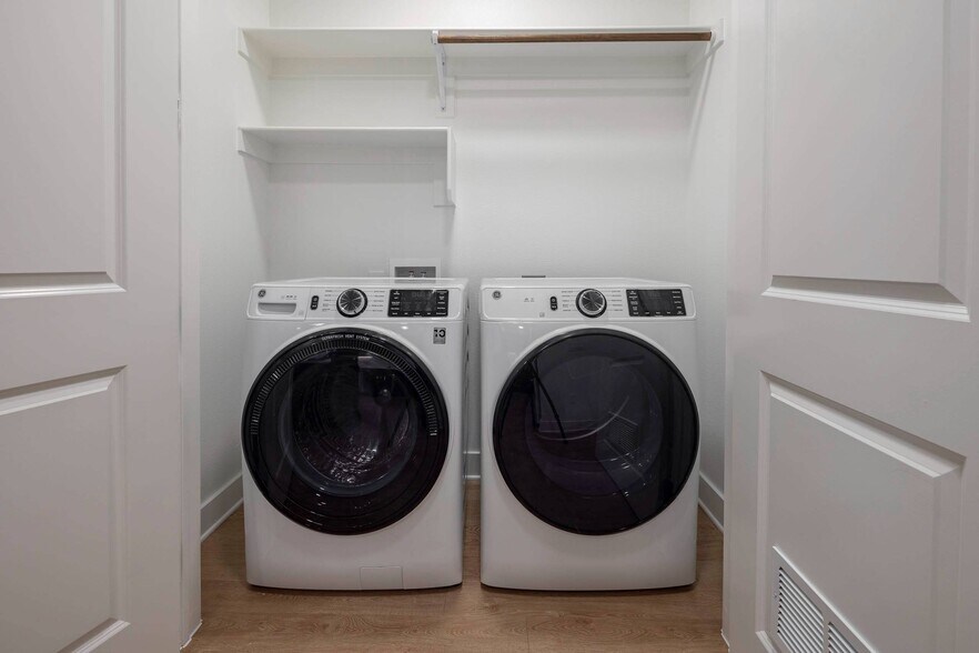 More Photos Of 1911 Philomena St, Austin Apartments For Lease