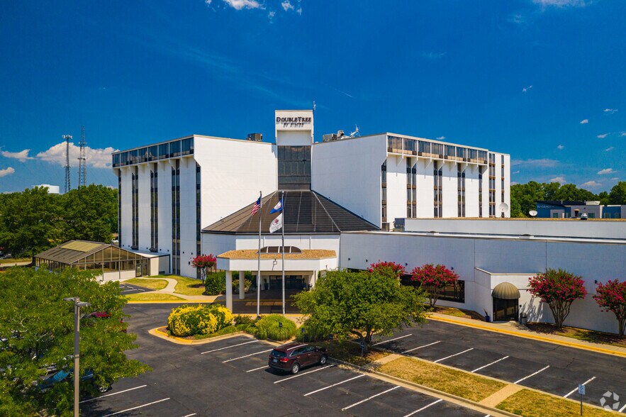 More Photos Of 1021 Koger Center Blvd, Bon Air Hotel For Lease
