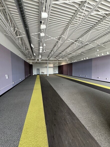 More Photos Of 1854 S Rochester Rd, Rochester Hills Storefront For Lease