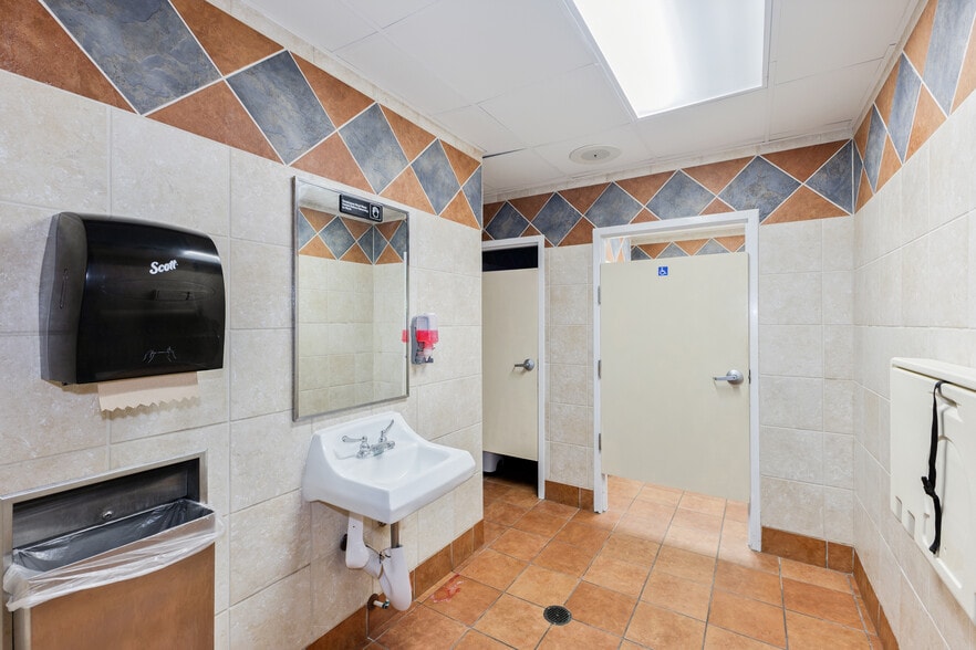 More Photos Of 8841 Commodity Cir, Orlando Fast Food For Sale