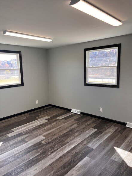 More Photos Of 810 Carlton Dr, Bentleyville Office For Lease