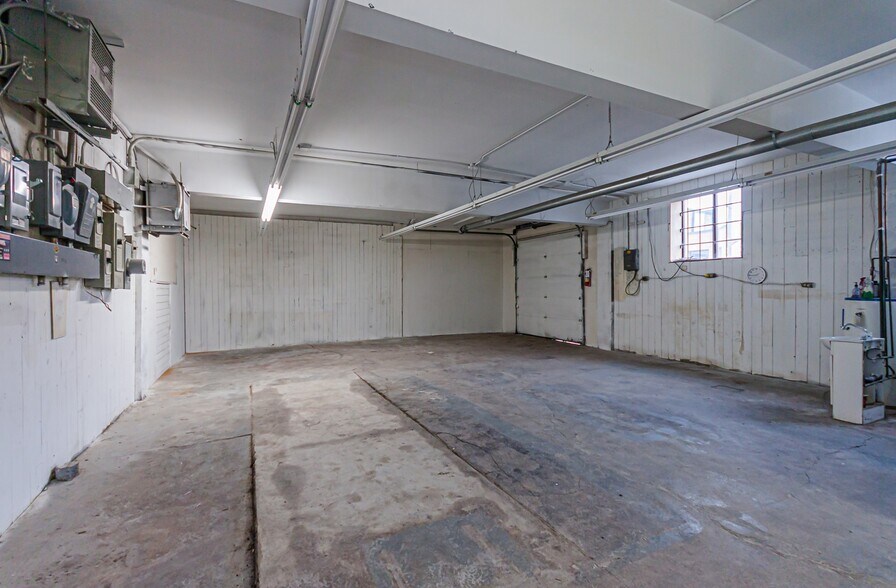 More Photos Of 151 Brock St N, Whitby Warehouse For Lease