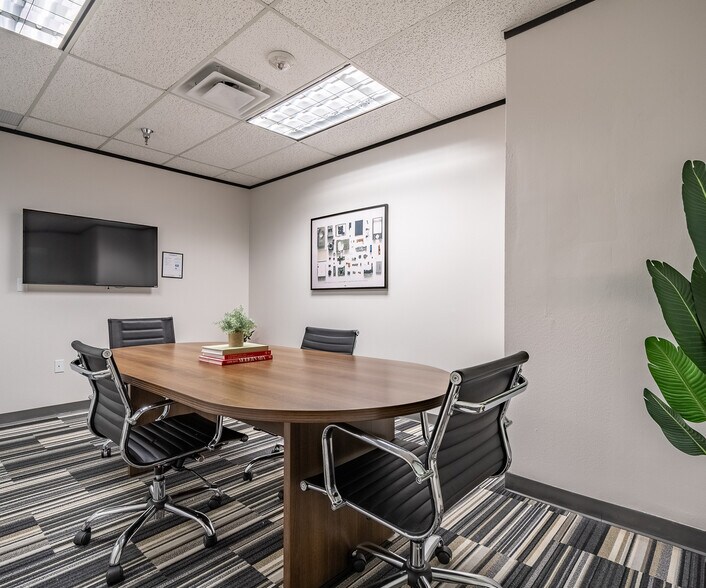 More Photos Of 9535 Forest Ln, Dallas Office For Lease