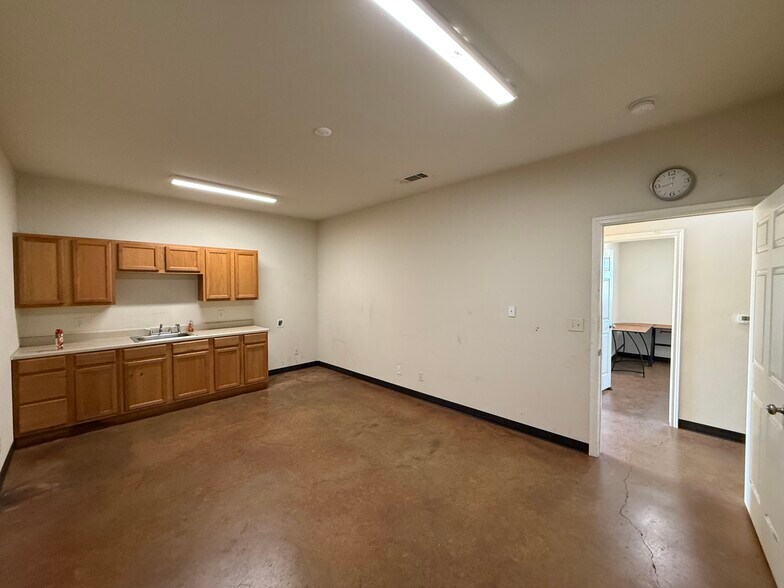 More Photos Of 4544 Maxey Rd, Alvarado Service For Lease