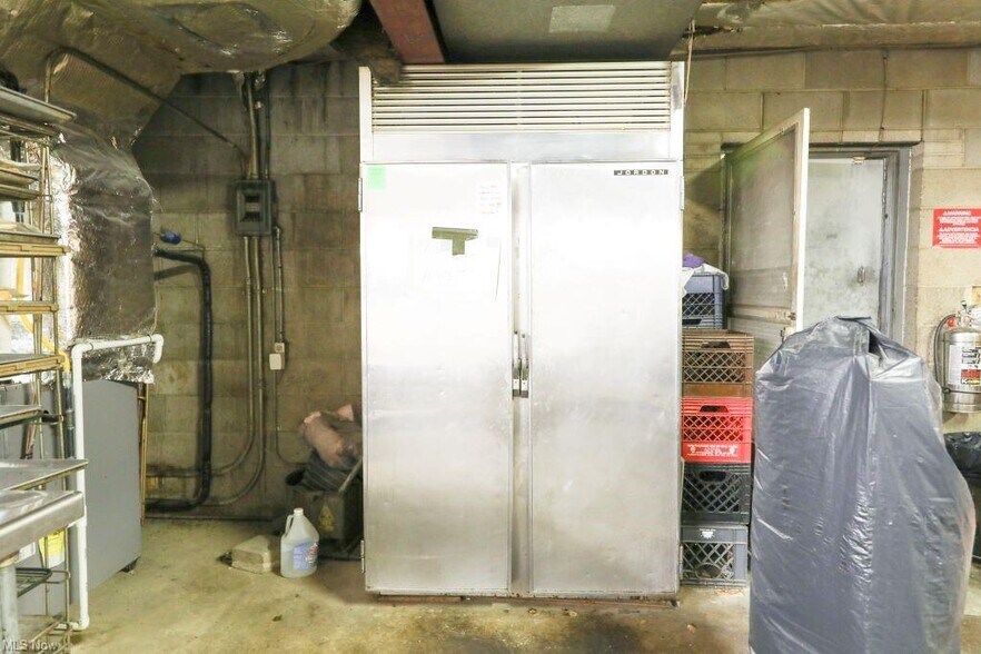 More Photos Of 387 S Broadway Ave, Salem Restaurant For Sale