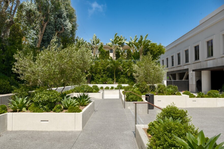 More Photos Of 11911 San Vicente Blvd, Los Angeles Office For Lease