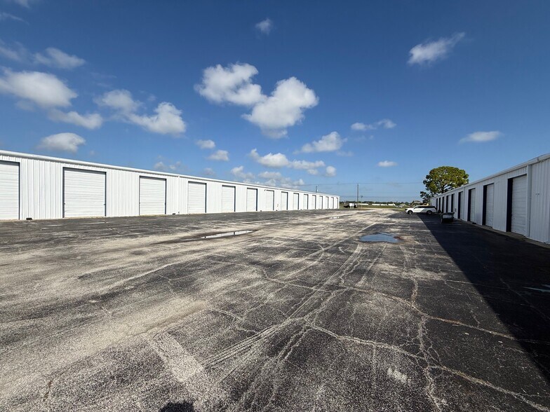 More Photos Of 6941 W Old Nasa Blvd, Melbourne Warehouse For Lease