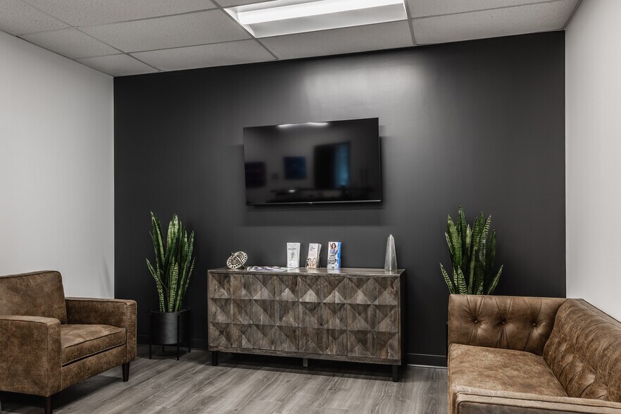 More Photos Of 555 E County Line Rd, Greenwood Medical For Lease