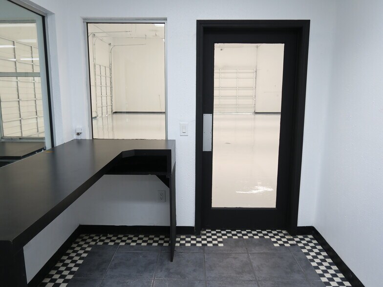 More Photos Of 5711 Star Ln, Houston Service For Lease
