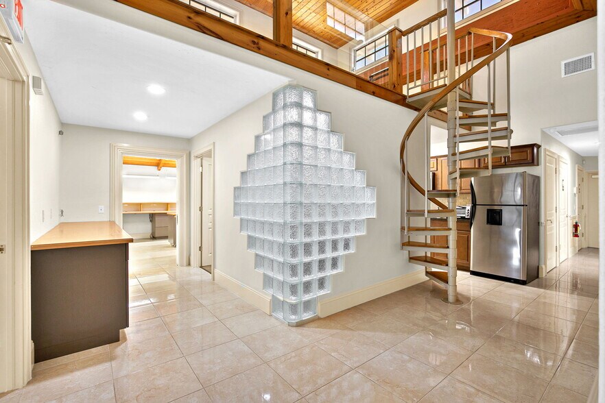 More Photos Of 525 8th St W, Bradenton Office For Sale