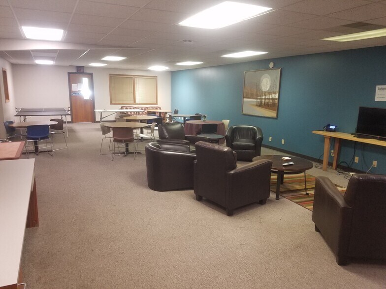 More Photos Of 2208 Trott Ave SW, Willmar Flex For Sale