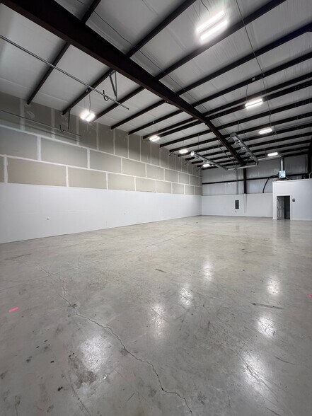 More Photos Of 13013 Harmon Rd, Fort Worth Service For Lease