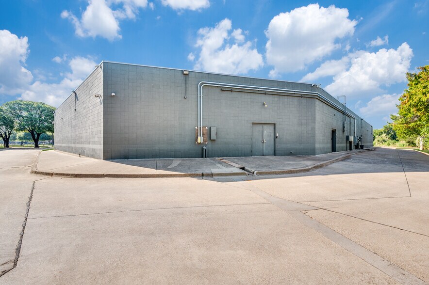 More Photos Of 10105 W Technology Blvd, Dallas Industrial For Sale