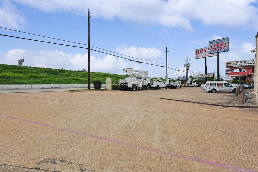 More Photos Of 6960 Marvin D Love Fwy, Dallas Freestanding For Sale