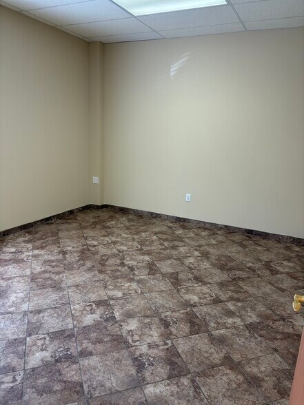 More Photos Of 1904 Fairfax Rd, Greensboro Showroom For Lease