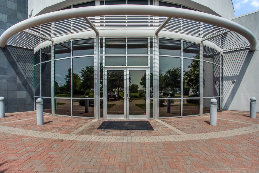 More Photos Of 2021 Commerce Dr, McKinney Office For Sale