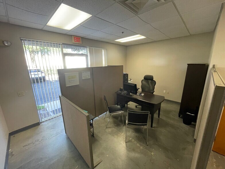 More Photos Of 6600-6626 Kingspointe Pky, Orlando Distribution For Lease