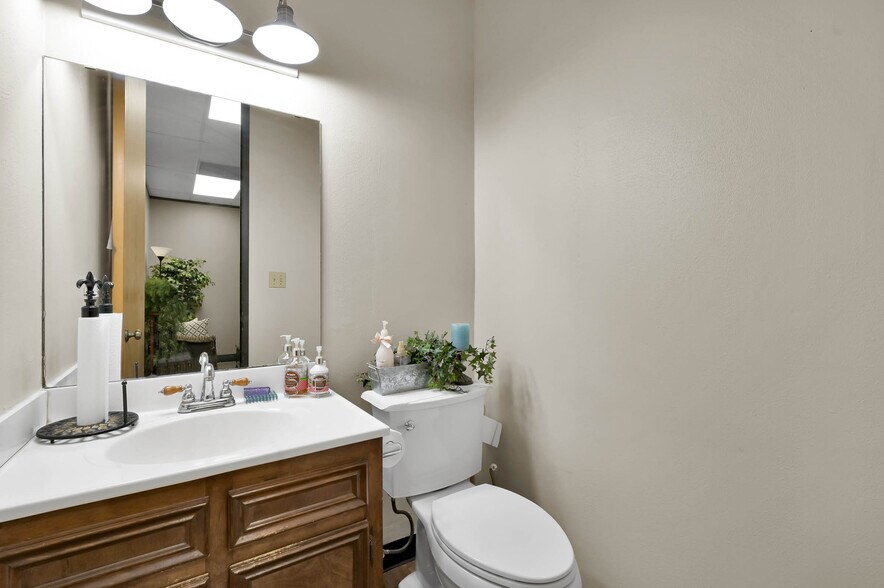 More Photos Of 1380 Stonehollow Dr, Humble Medical For Lease