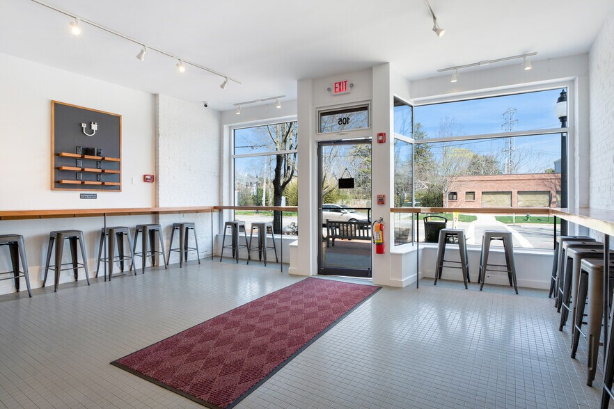 More Photos Of 105-107 Newtown Ln, East Hampton Storefront Retail Residential For Sale
